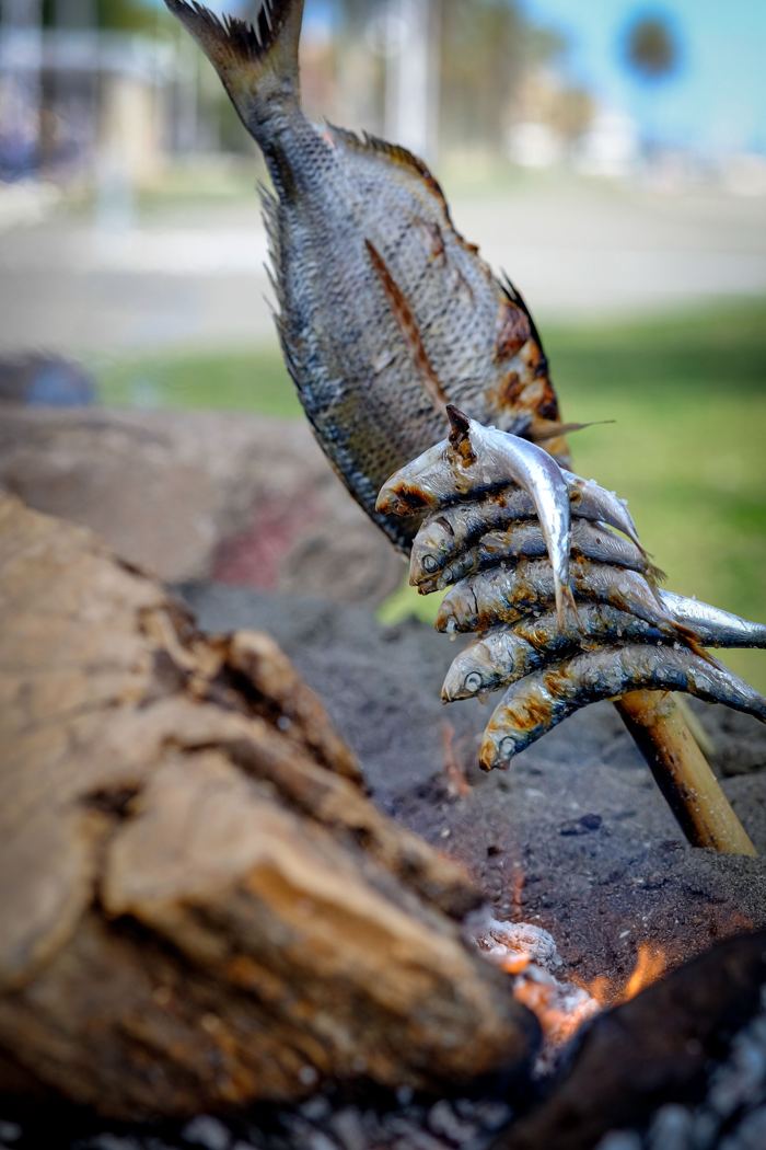 Fisch am Spieß über der Glut auf Sardinien