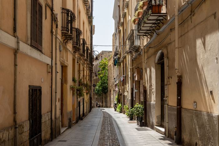 Ruhige Altstadtgasse auf Sardinien