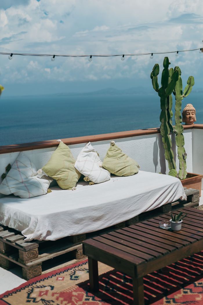 Terrasse einer Ferienwohnung auf Sardinien mit Meerblick